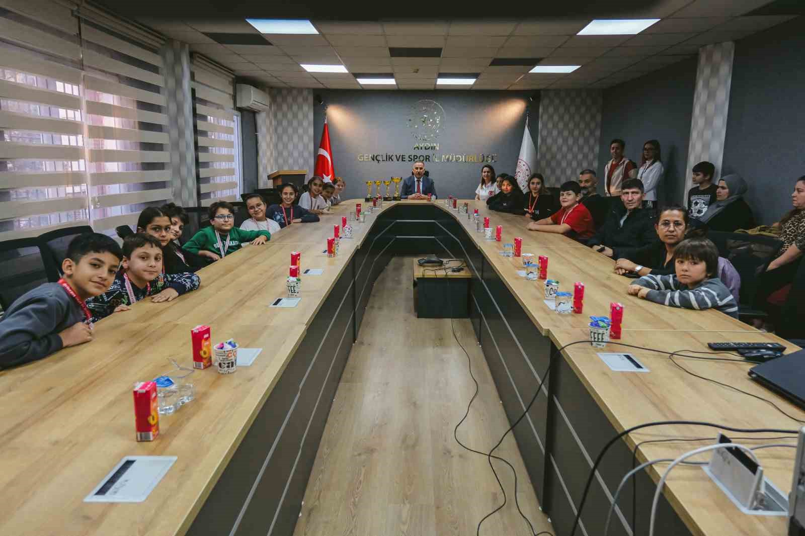 Şampiyonluk pastasını birlikte kestiler
Şampiyonluk pastasını birlikte kestiler