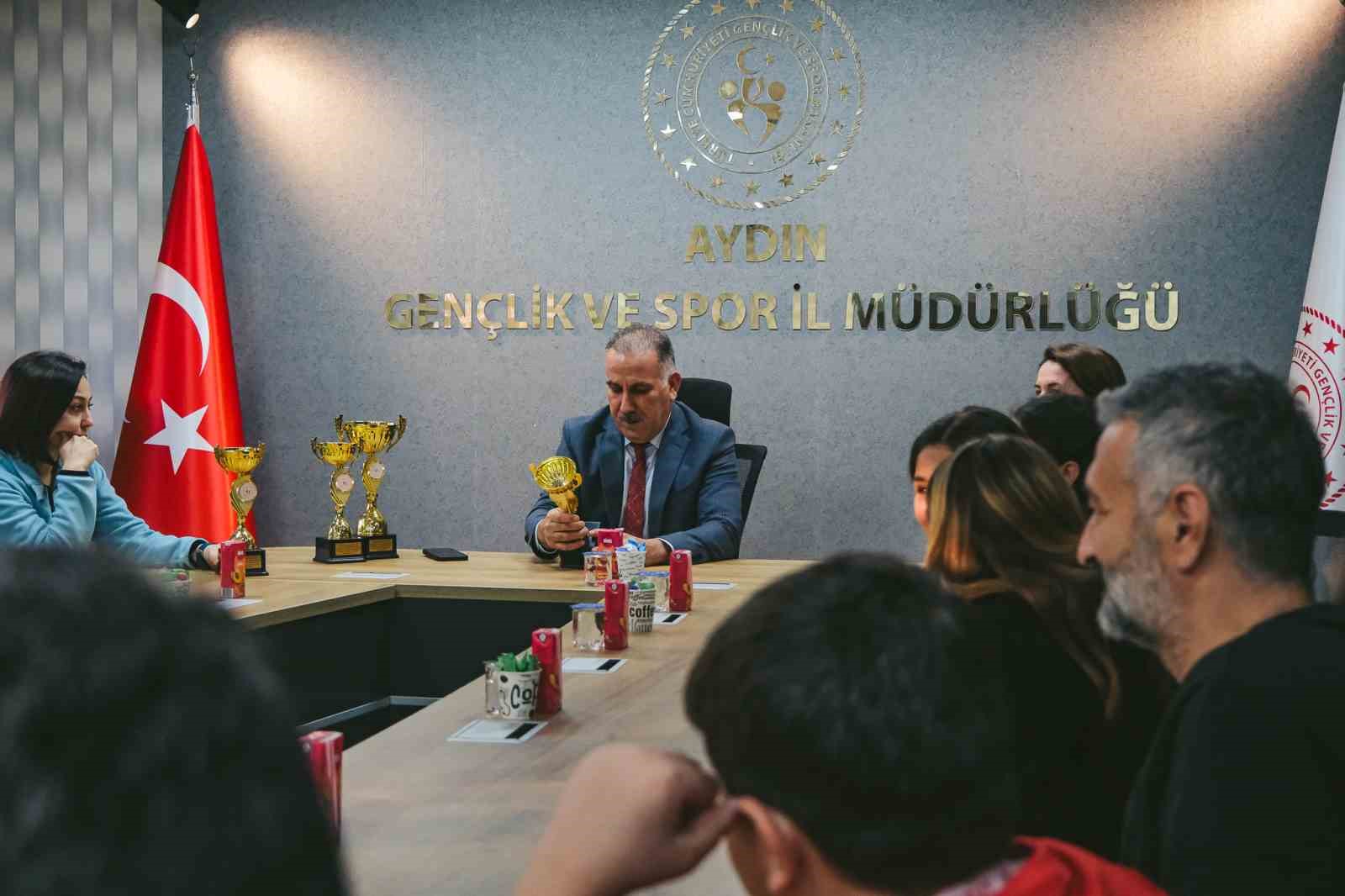 Şampiyonluk pastasını birlikte kestiler
Şampiyonluk pastasını birlikte kestiler