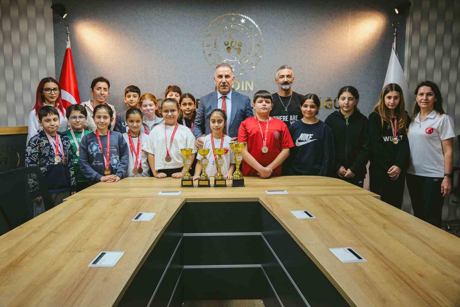 Şampiyonluk pastasını birlikte kestiler
Şampiyonluk pastasını birlikte kestiler