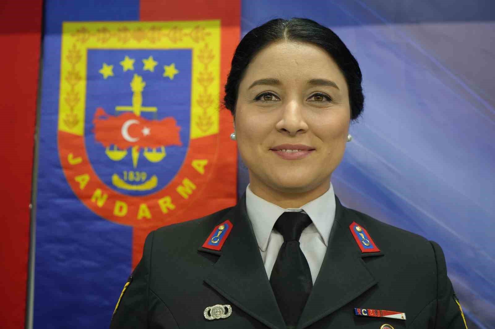 Samsun jandarmasından güven veren mesaj: "Şiddet ihbarlarına azami hassasiyetle müdahale ediyoruz"
Samsun jandarmasından güven veren mesaj: "Şiddet ihbarlarına azami hassasiyetle müdahale ediyoruz"