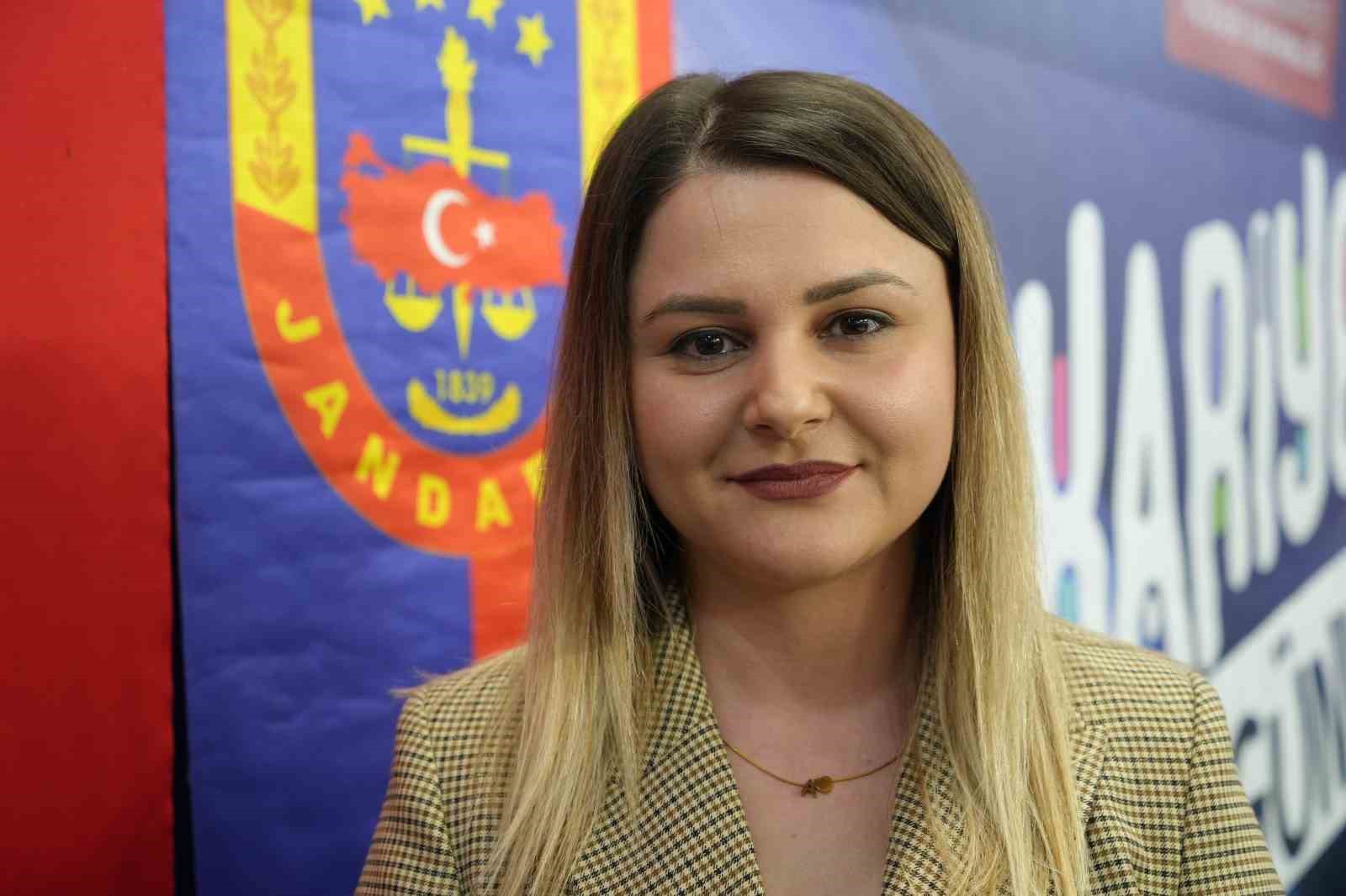 Samsun jandarmasından güven veren mesaj: "Şiddet ihbarlarına azami hassasiyetle müdahale ediyoruz"
Samsun jandarmasından güven veren mesaj: "Şiddet ihbarlarına azami hassasiyetle müdahale ediyoruz"