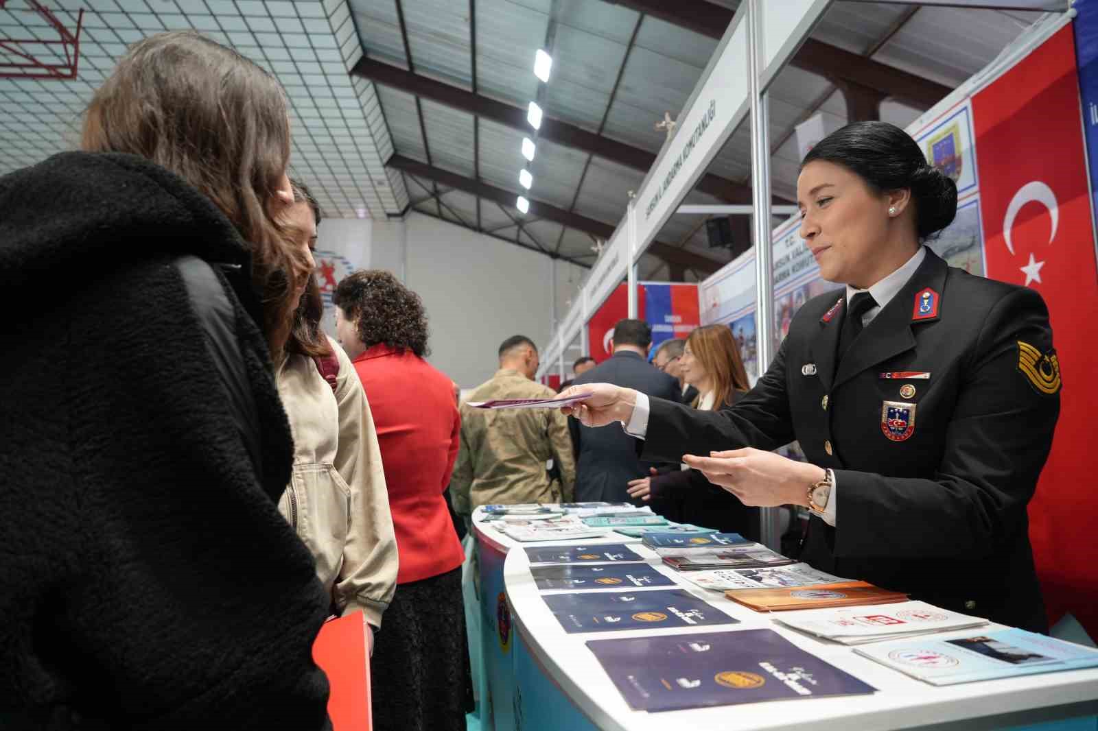 Samsun jandarmasından güven veren mesaj: "Şiddet ihbarlarına azami hassasiyetle müdahale ediyoruz"
Samsun jandarmasından güven veren mesaj: "Şiddet ihbarlarına azami hassasiyetle müdahale ediyoruz"