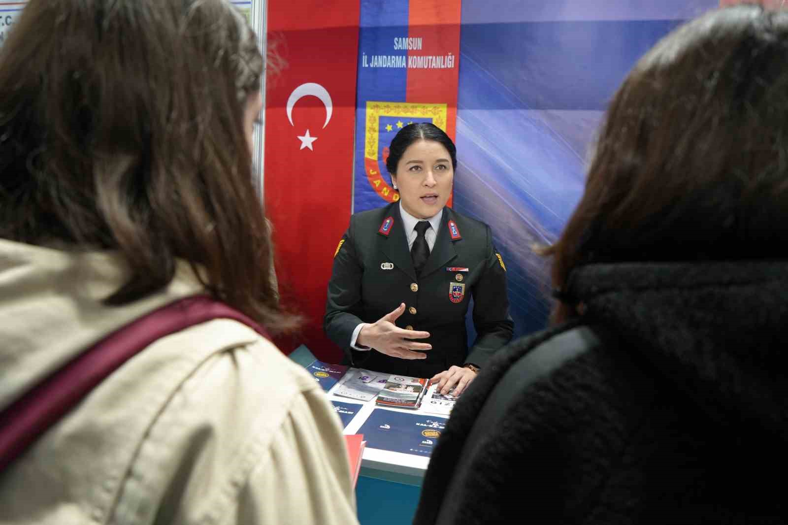 Samsun jandarmasından güven veren mesaj: "Şiddet ihbarlarına azami hassasiyetle müdahale ediyoruz"
Samsun jandarmasından güven veren mesaj: "Şiddet ihbarlarına azami hassasiyetle müdahale ediyoruz"