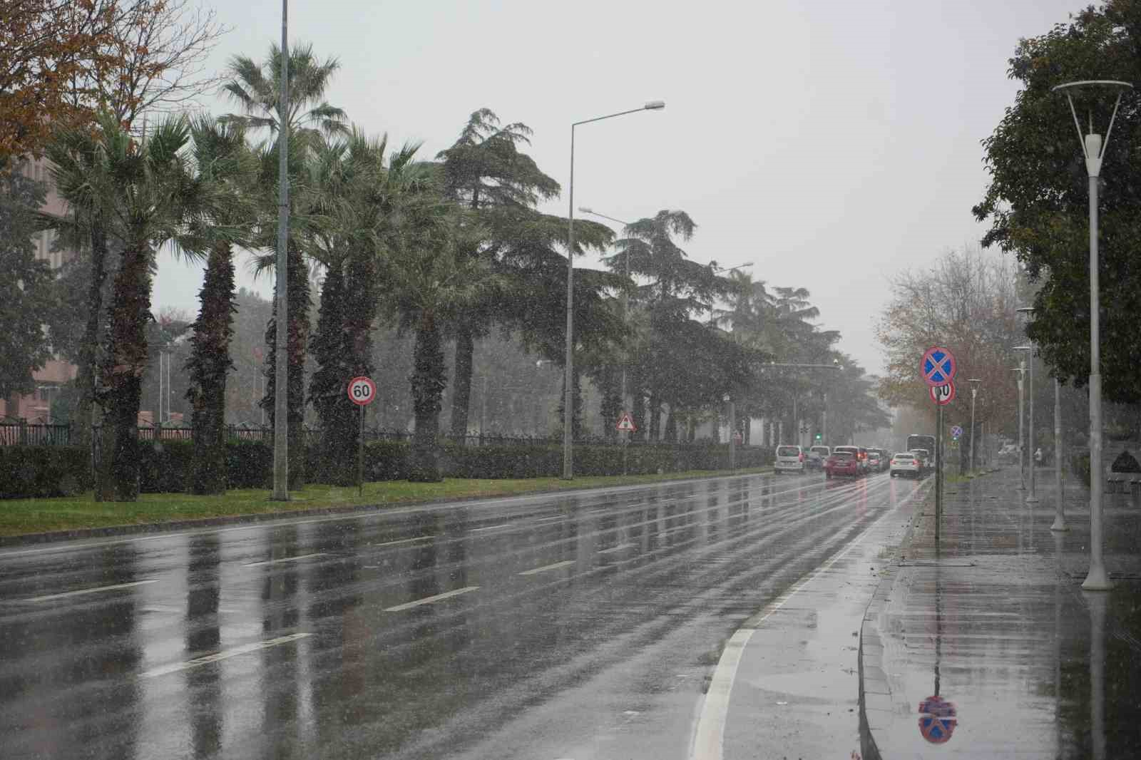 Samsun merkezde kar yağışı etkili oldu
