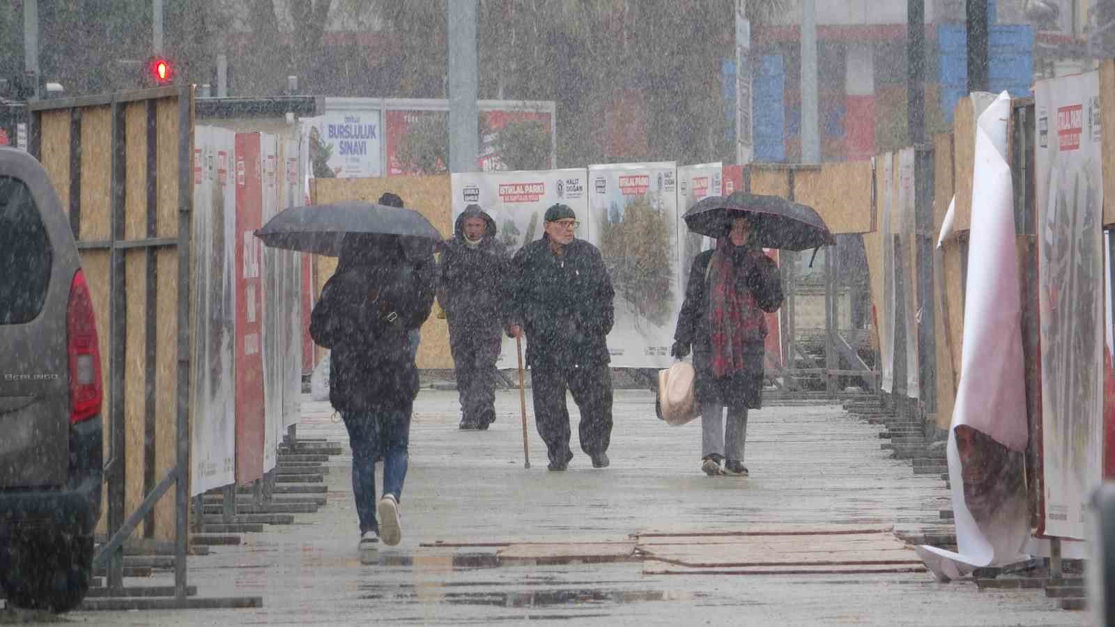 Samsun merkezde kar yağışı etkili oldu
