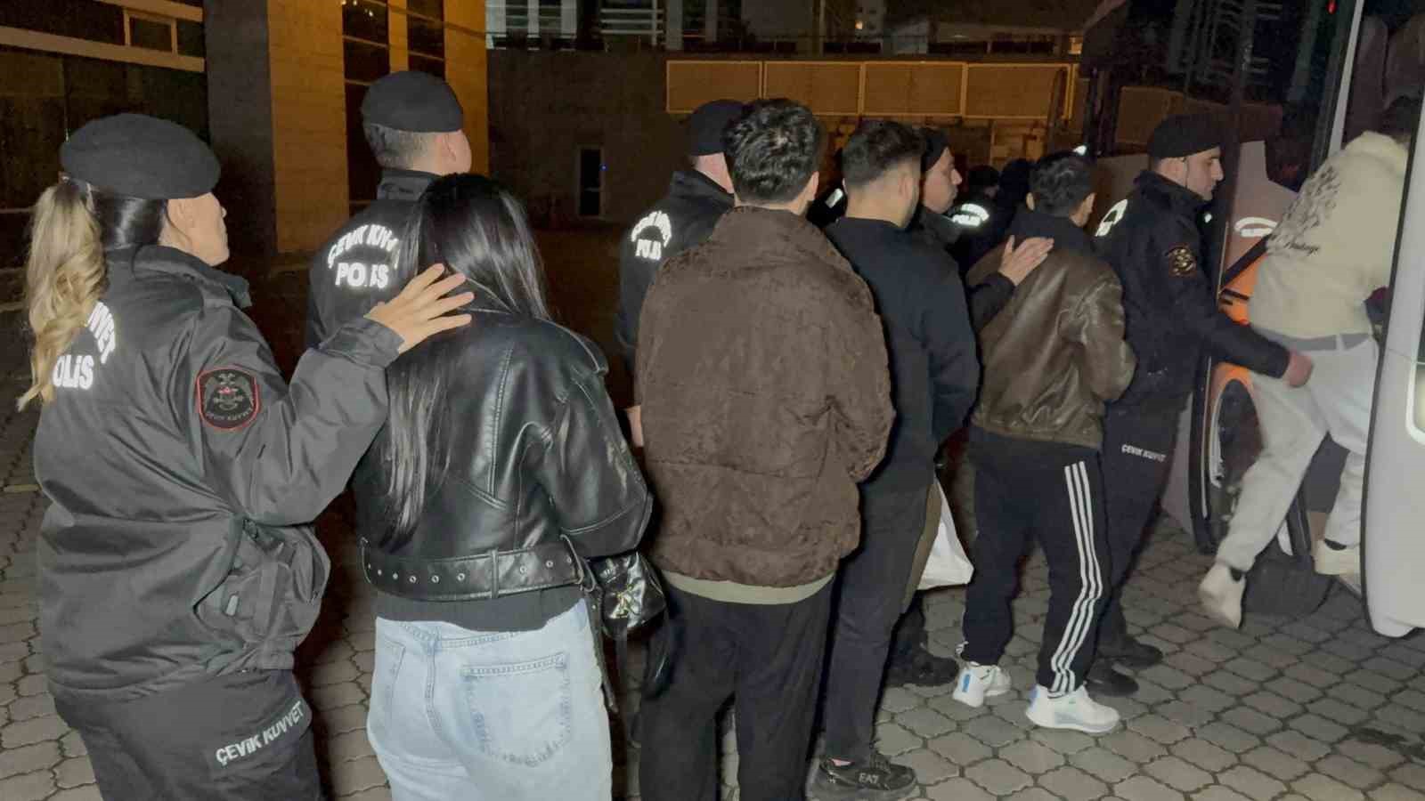 Samsun merkezli 6 ilde yasa dışı bahis operasyonu: 14 tutuklama
Samsun merkezli 6 ilde yasa dışı bahis operasyonu: 14 tutuklama