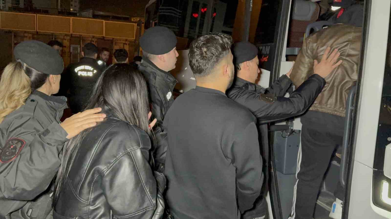 Samsun merkezli 6 ilde yasa dışı bahis operasyonu: 14 tutuklama
Samsun merkezli 6 ilde yasa dışı bahis operasyonu: 14 tutuklama