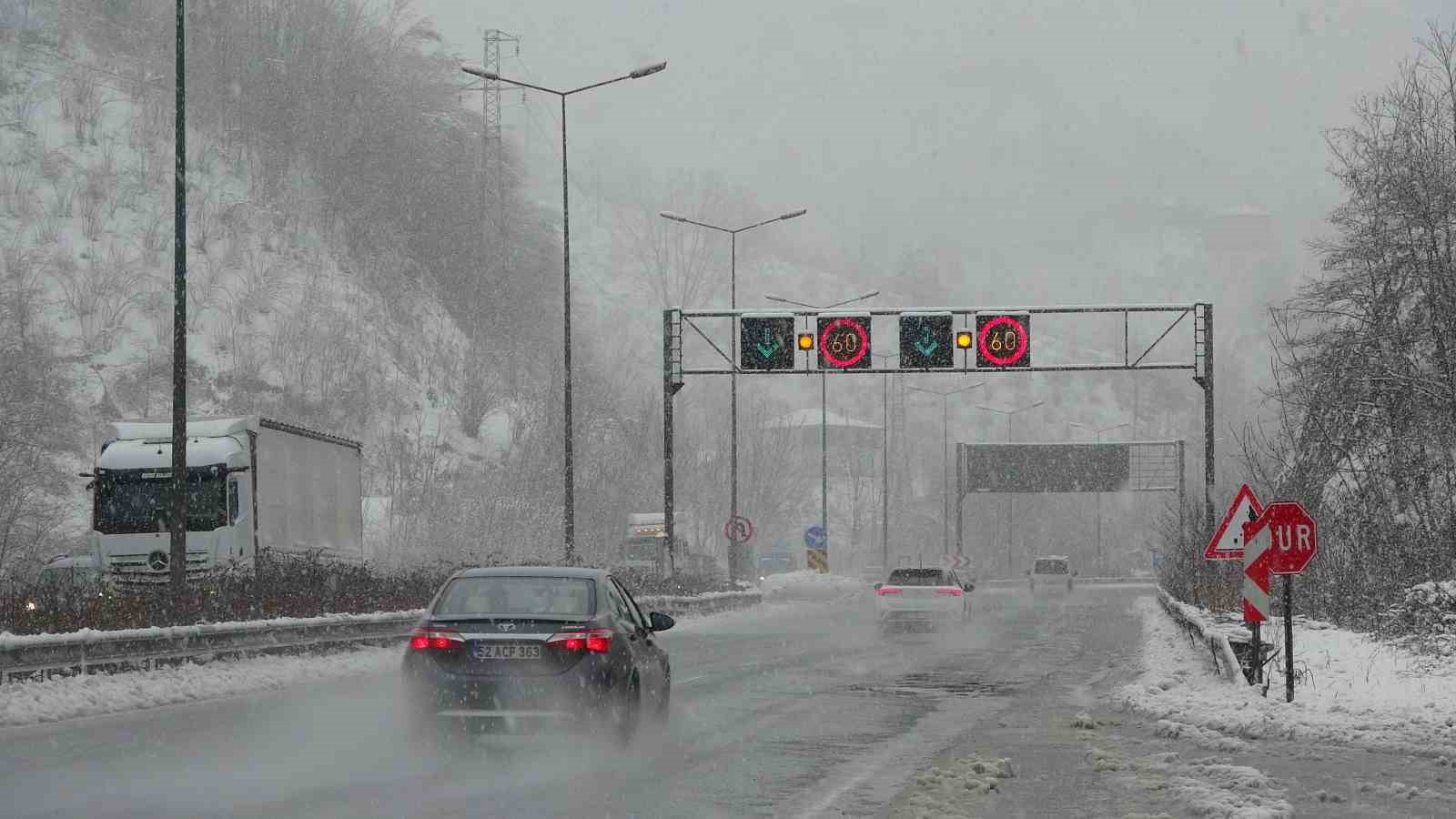 Samsun-Ordu karayolunda kar yağışı
