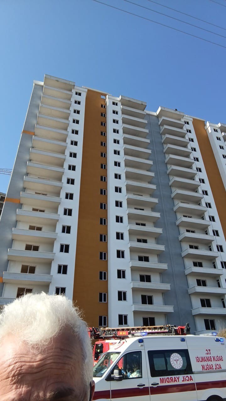 Samsun’da 20 katlı binaya çıkan genci polis ikna etti
