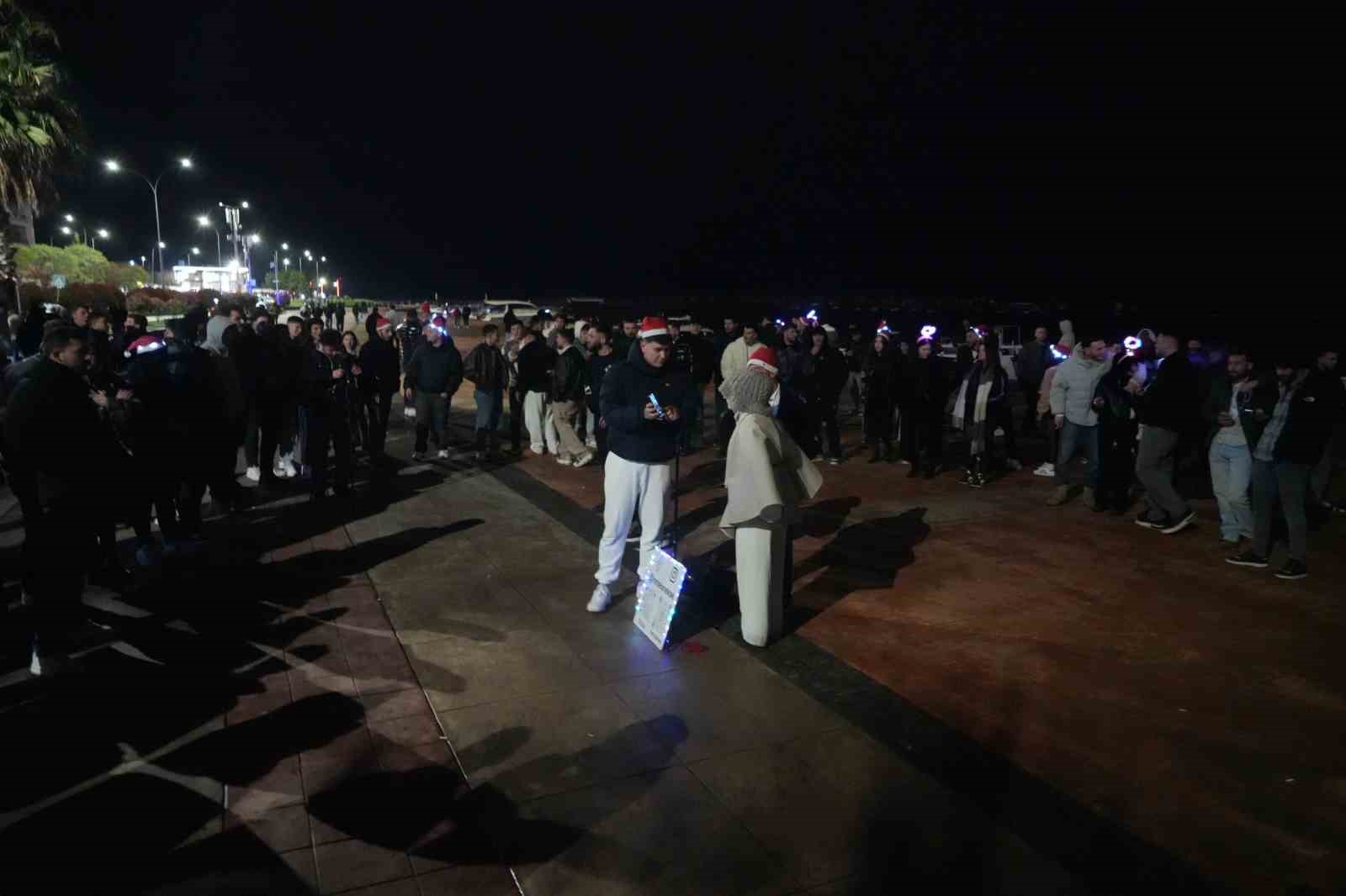 Samsun’da 2026 coşkusu: Yüzlerce kişi yeni yıla dans ve müzikle girdi
