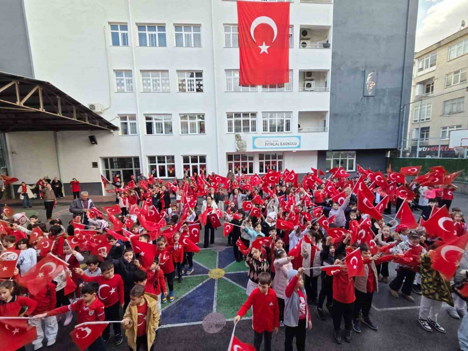 Samsun’da 253 bin öğrenci "Bayrak Sevgisi" temasıyla ders başı yaptı
