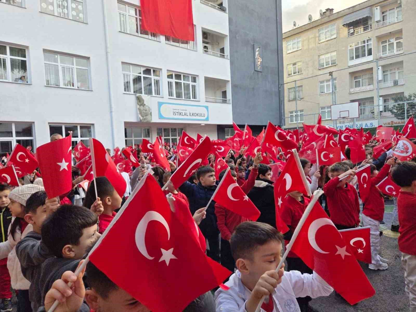 Samsun’da 253 bin öğrenci "Bayrak Sevgisi" temasıyla ders başı yaptı
