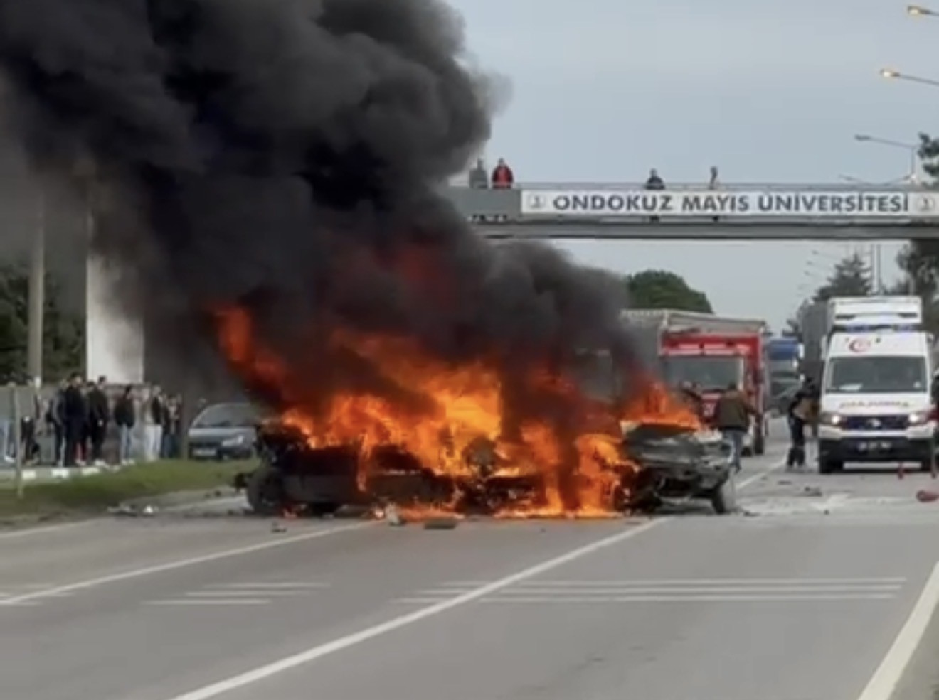 Samsun’da 5 araçlı zincirleme kaza: 3 otomobil alev alev yandı, 4 yaralı
