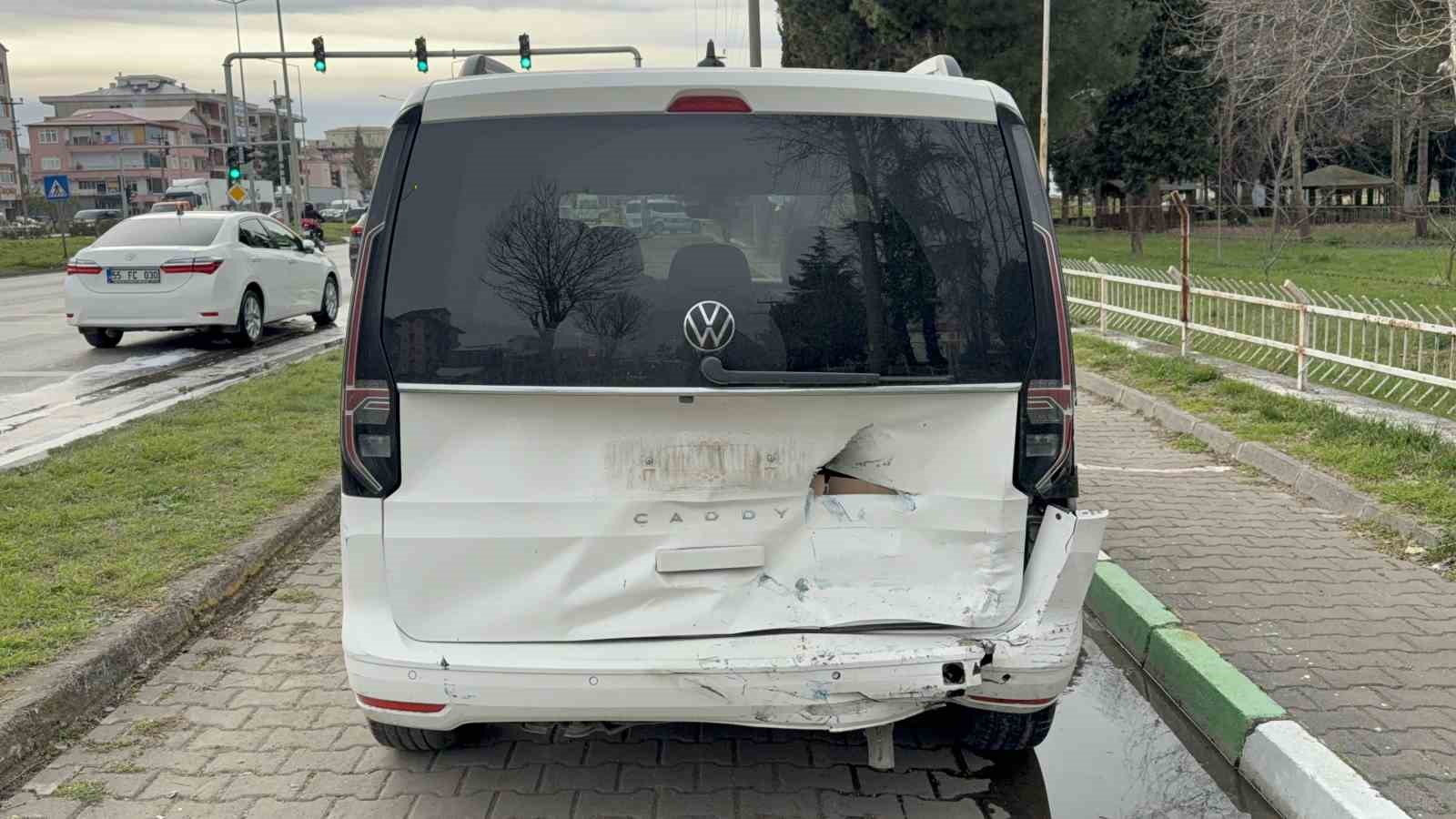 Samsun’da 5 araçlı zincirleme kaza: 3 otomobil alev alev yandı, 4 yaralı
