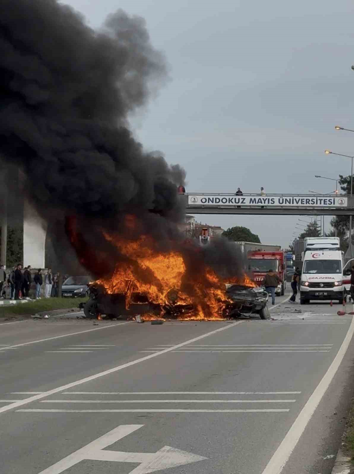 Samsun’da 5 araçlı zincirleme kaza: 3 otomobil alev alev yandı, 4 yaralı
