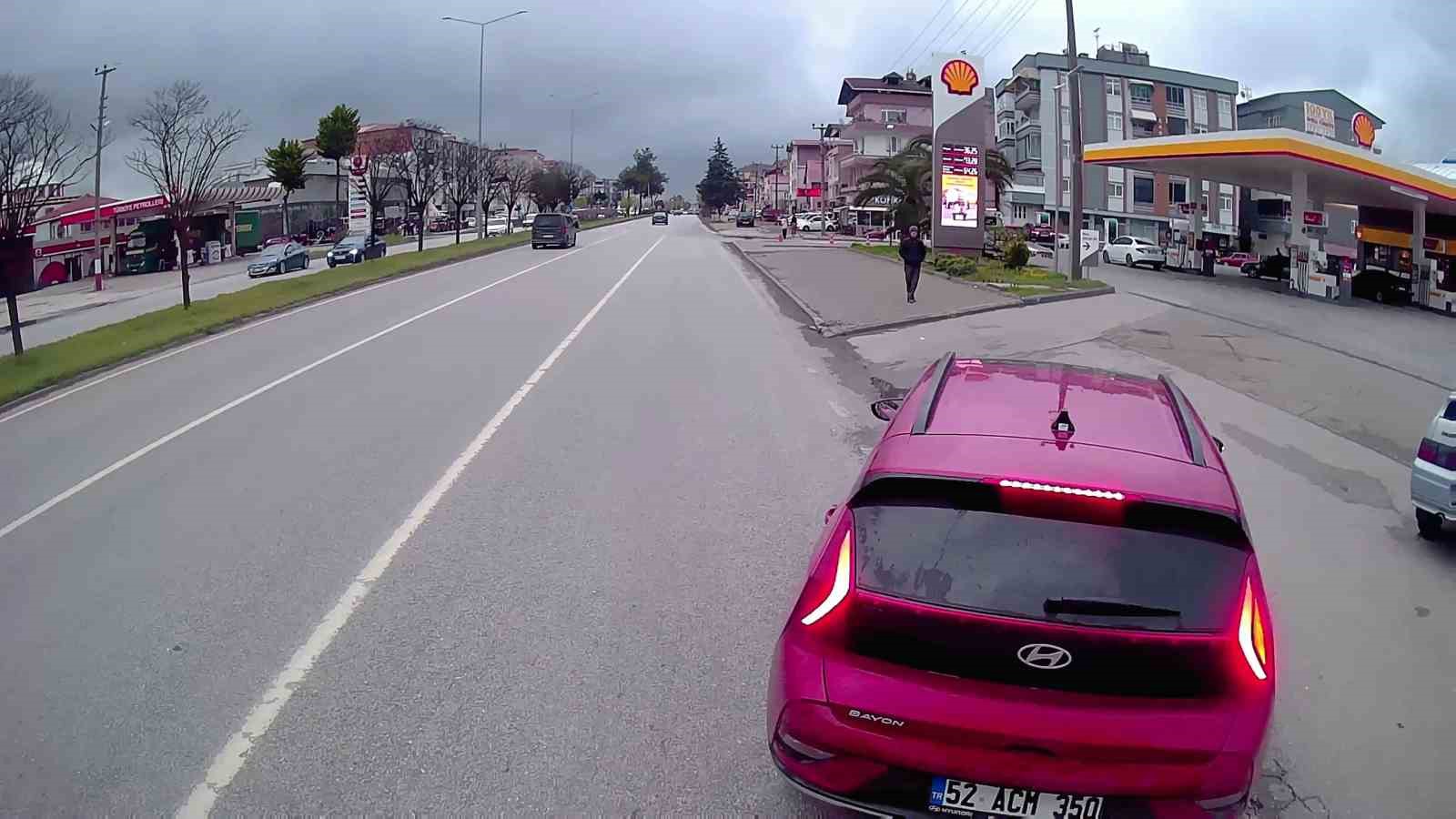 Samsun’da aniden çimento yüklü tırın önüne çıkan otomobil yürekleri ağza getirdi
