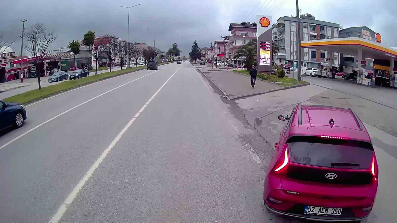 Samsun’da aniden çimento yüklü tırın önüne çıkan otomobil yürekleri ağza getirdi
