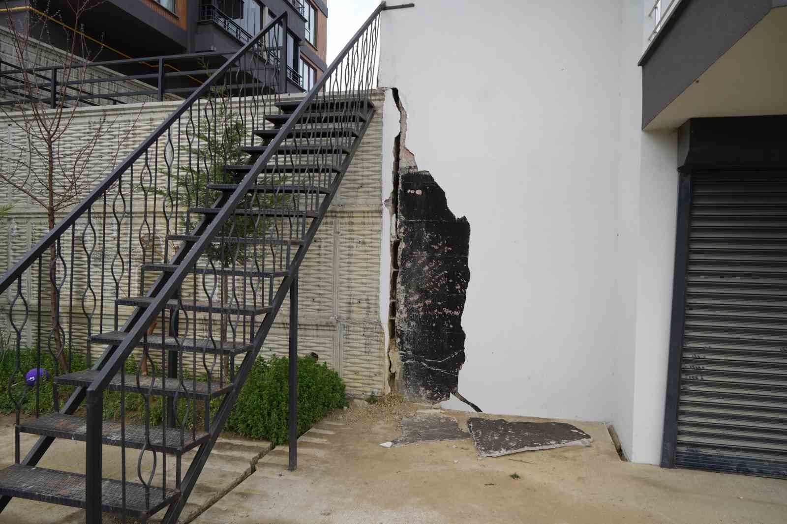 Samsun’da apartmanlarda derin çatlaklar: Bina sakinleri tedirgin
