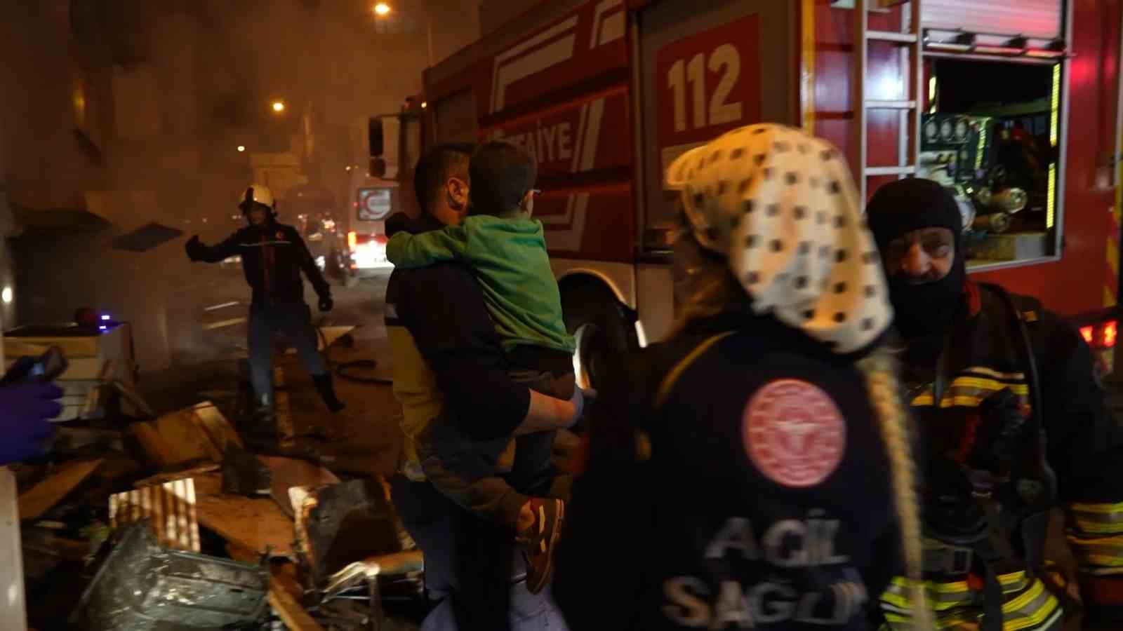 Samsun’da bina yangınında can pazarı: 8 kişi dumandan etkilendi
