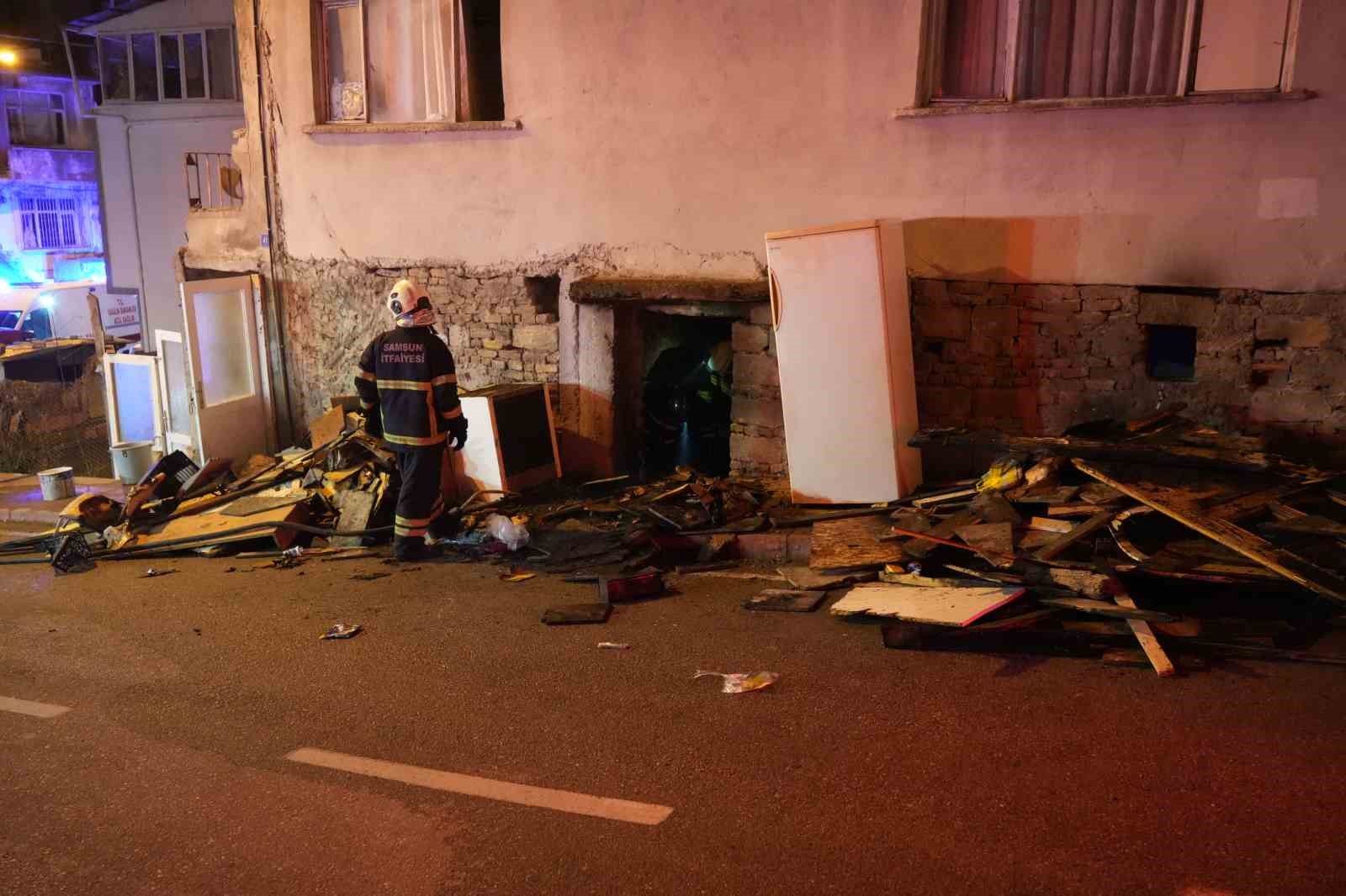 Samsun’da bina yangınında can pazarı: 8 kişi dumandan etkilendi
