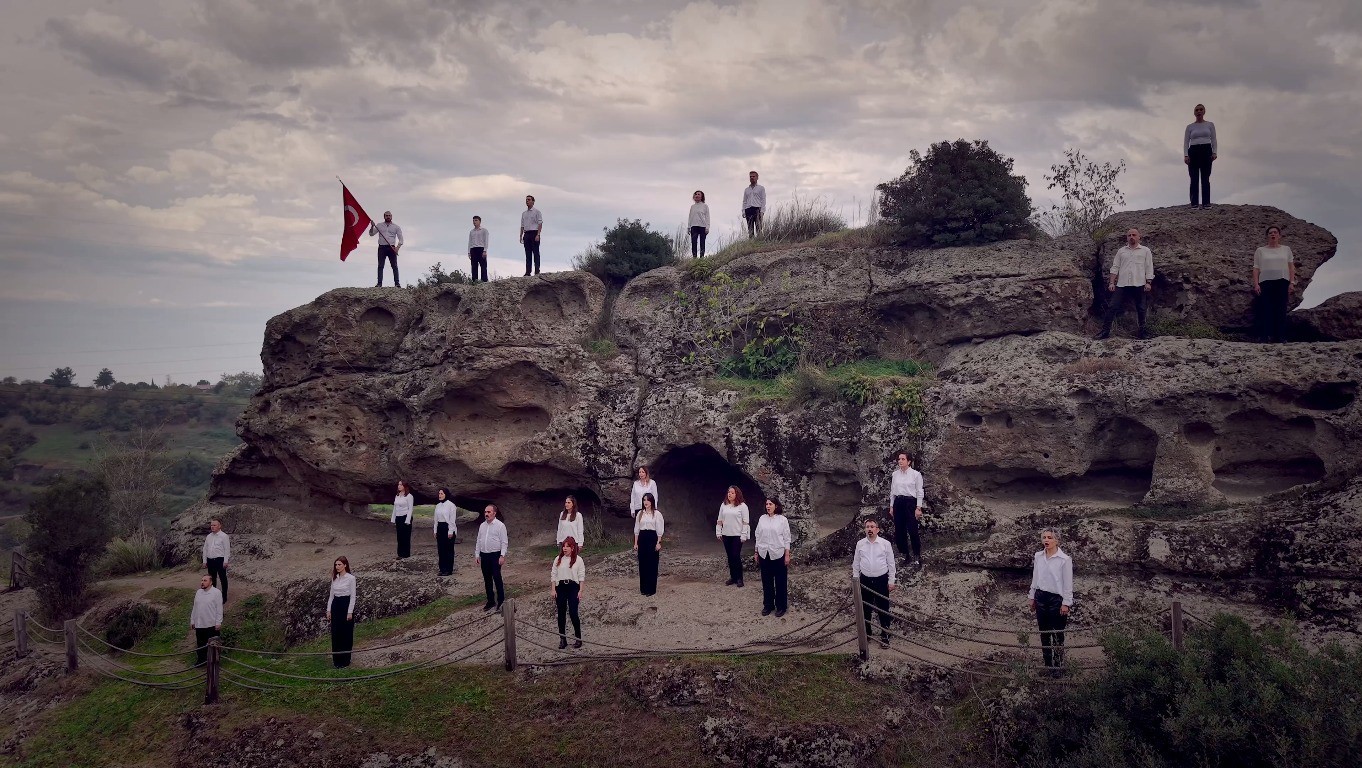 Samsun’da ‘Çanakkale Şehitlerine’ şiiri çok sesli koro ile seslendirildi
