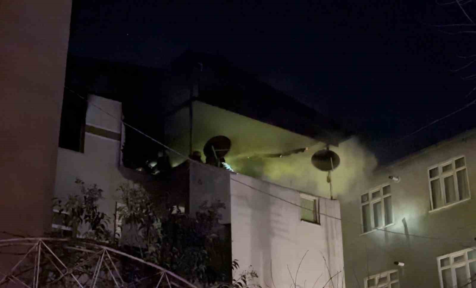Samsun’da çatı katı alev alev yandı: 1 yaralı
