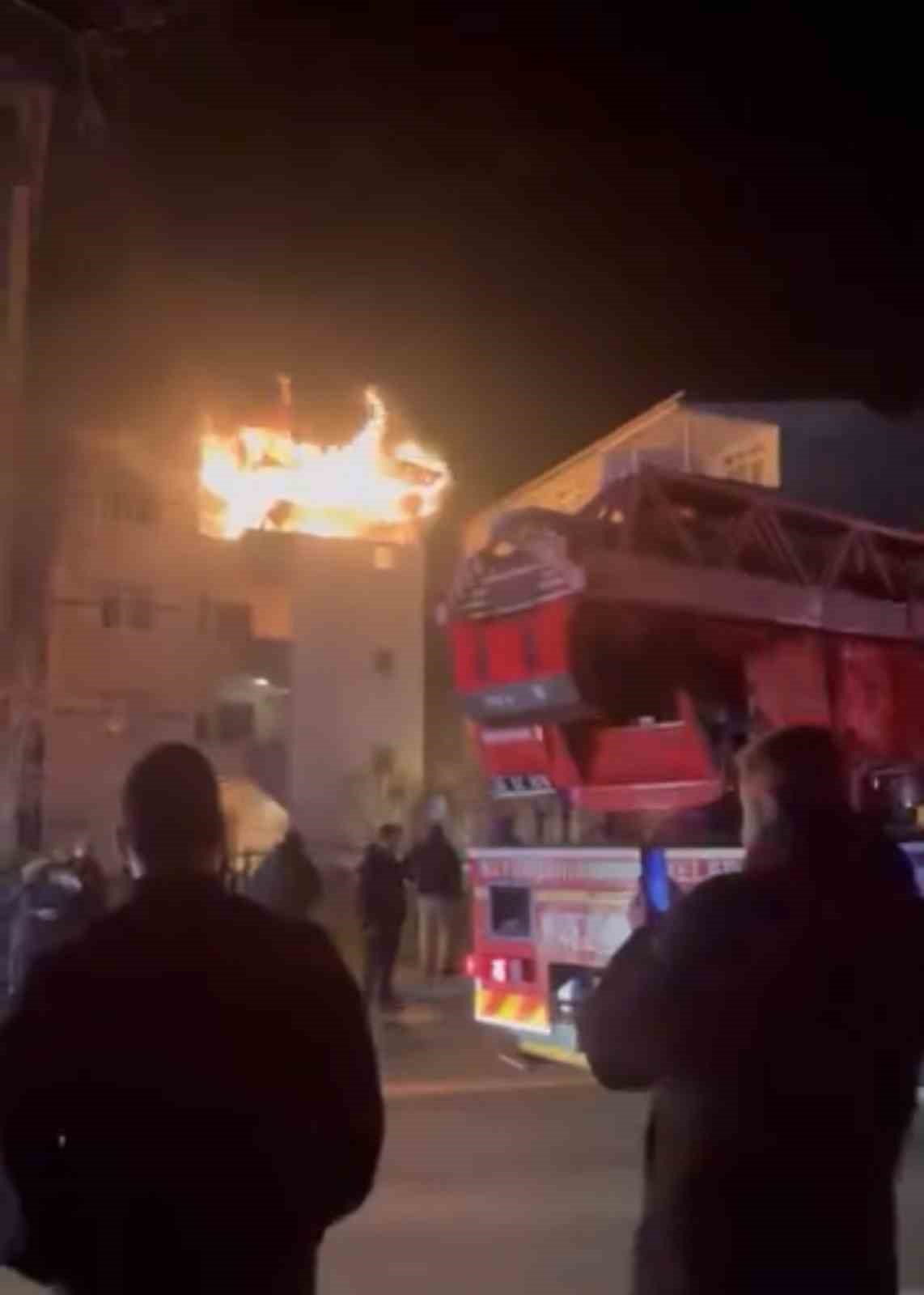Samsun’da çatı katı alev alev yandı: 1 yaralı
