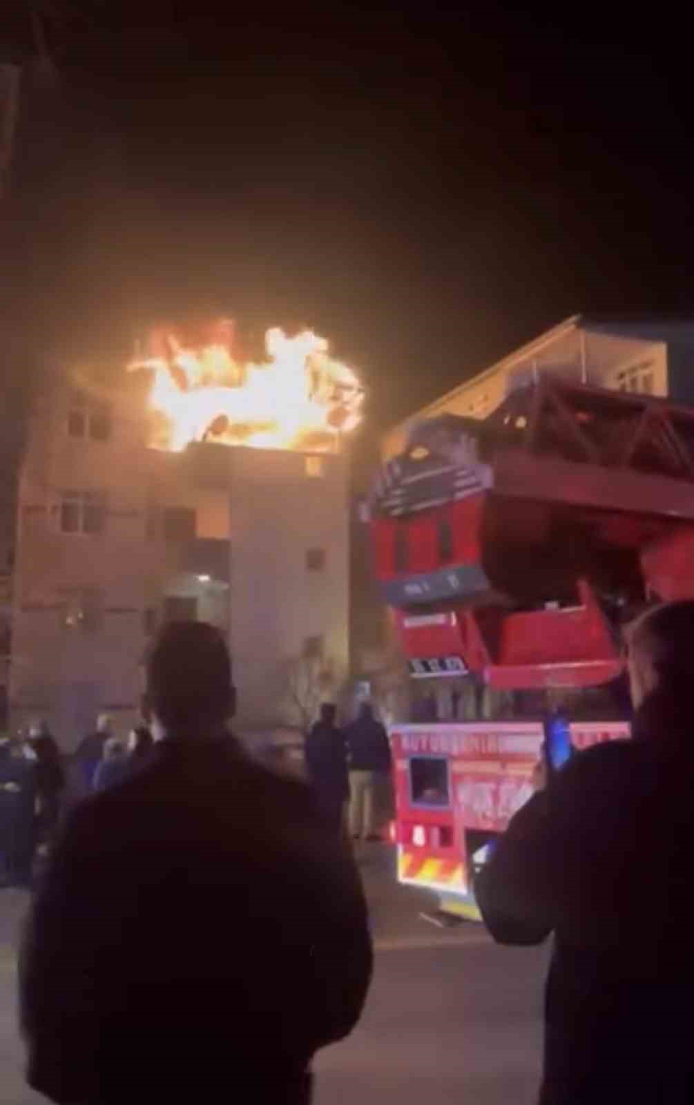 Samsun’da çatı katı alev alev yandı: 1 yaralı
