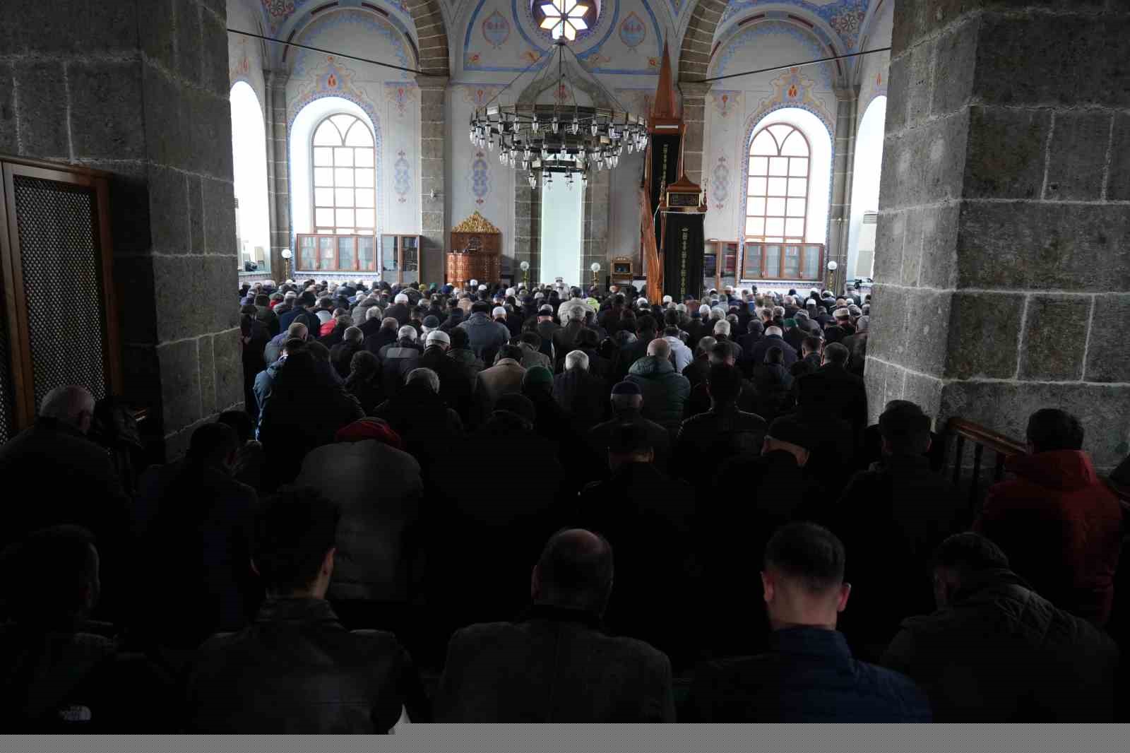 Samsun’da "çifte bayram" coşkusu: Vatandaşlar camilere akın etti
