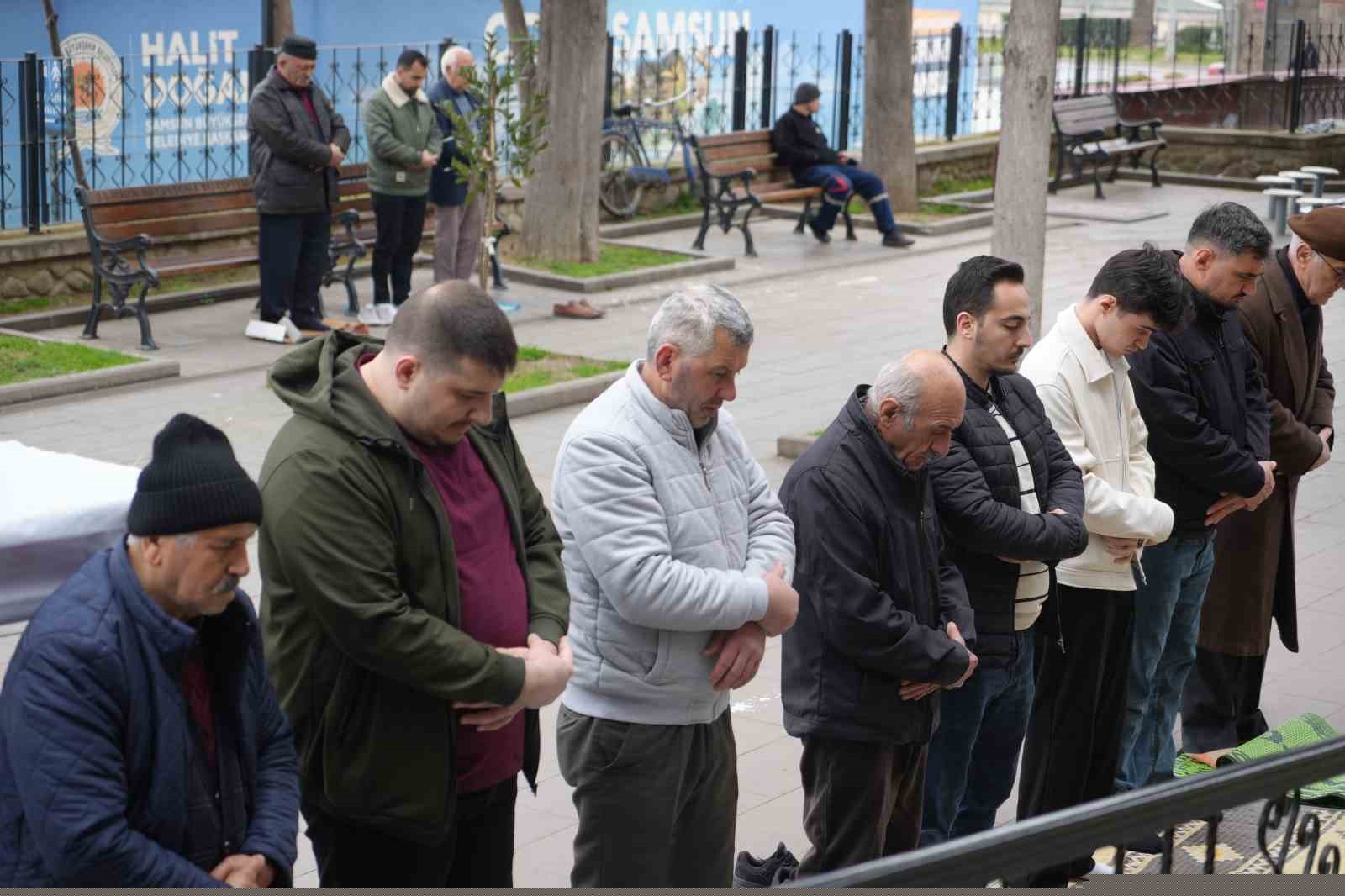 Samsun’da "çifte bayram" coşkusu: Vatandaşlar camilere akın etti
