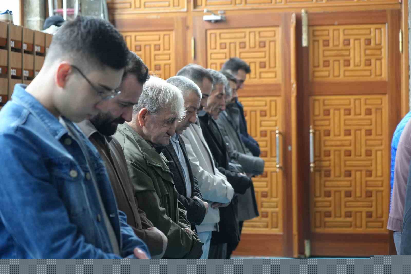 Samsun’da "çifte bayram" coşkusu: Vatandaşlar camilere akın etti
