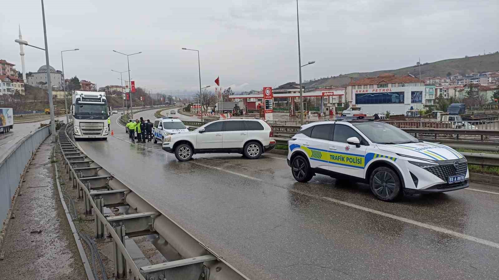 Samsun’da cip bariyere çarptı, anne ve oğlu yaralandı

