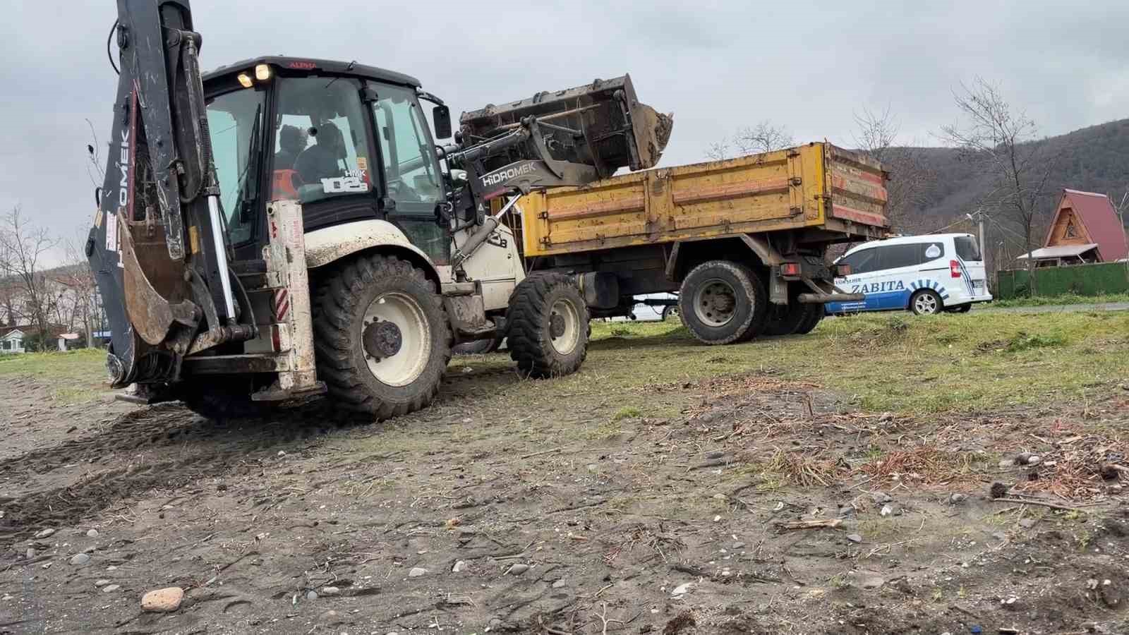 Samsun’da denize atılan çuvallar dolusu inşaat atığı temizlendi, inceleme başlatıldı

