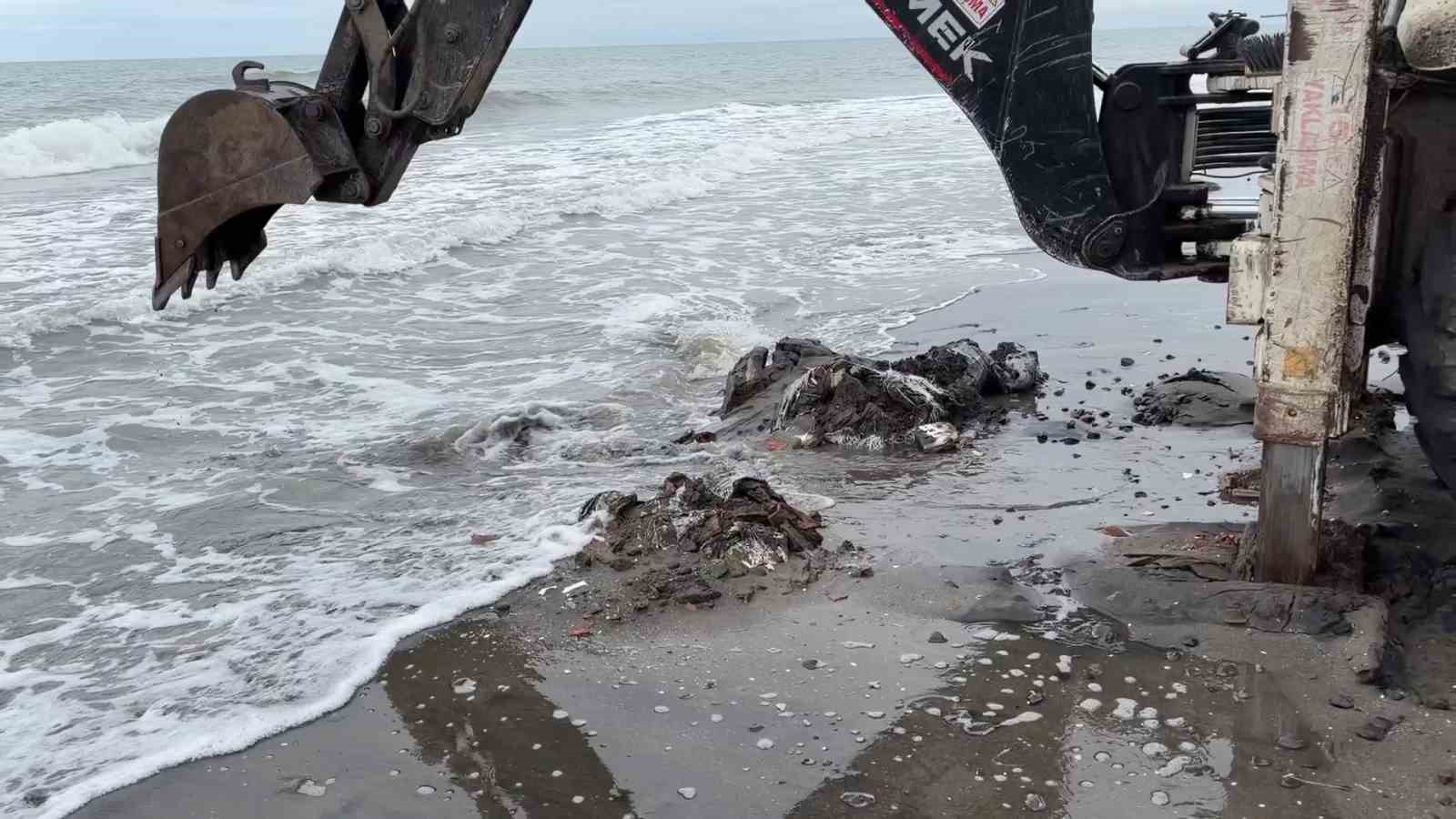 Samsun’da denize atılan çuvallar dolusu inşaat atığı temizlendi, inceleme başlatıldı
