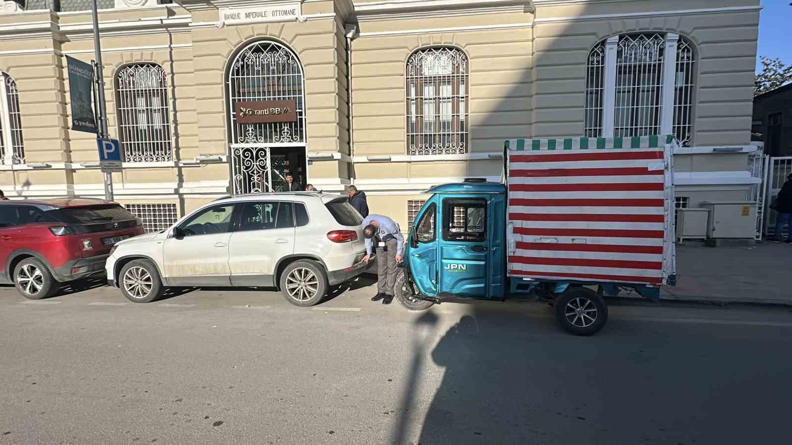 Samsun’da elektrikli motor park halindeki araca çarptı: 1 yaralı
