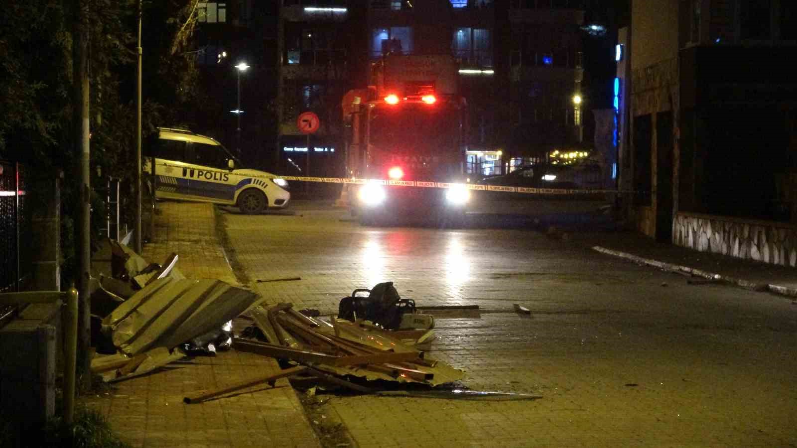 Samsun’da fırtına çatıları uçurdu, ağaçları devirdi
