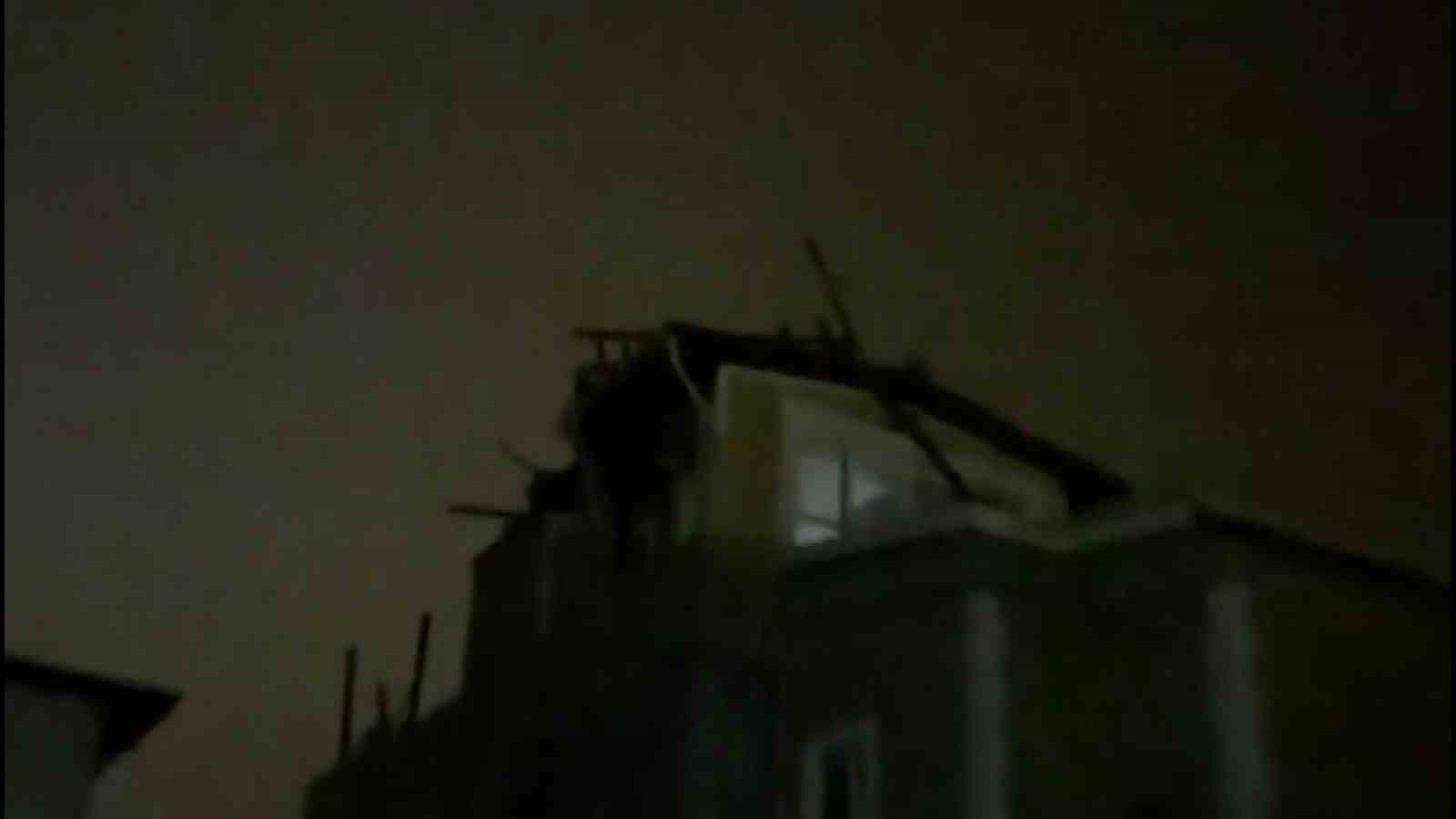 Samsun’da fırtına etkili oldu: Çatılar uçtu, ağaçlar devrildi
