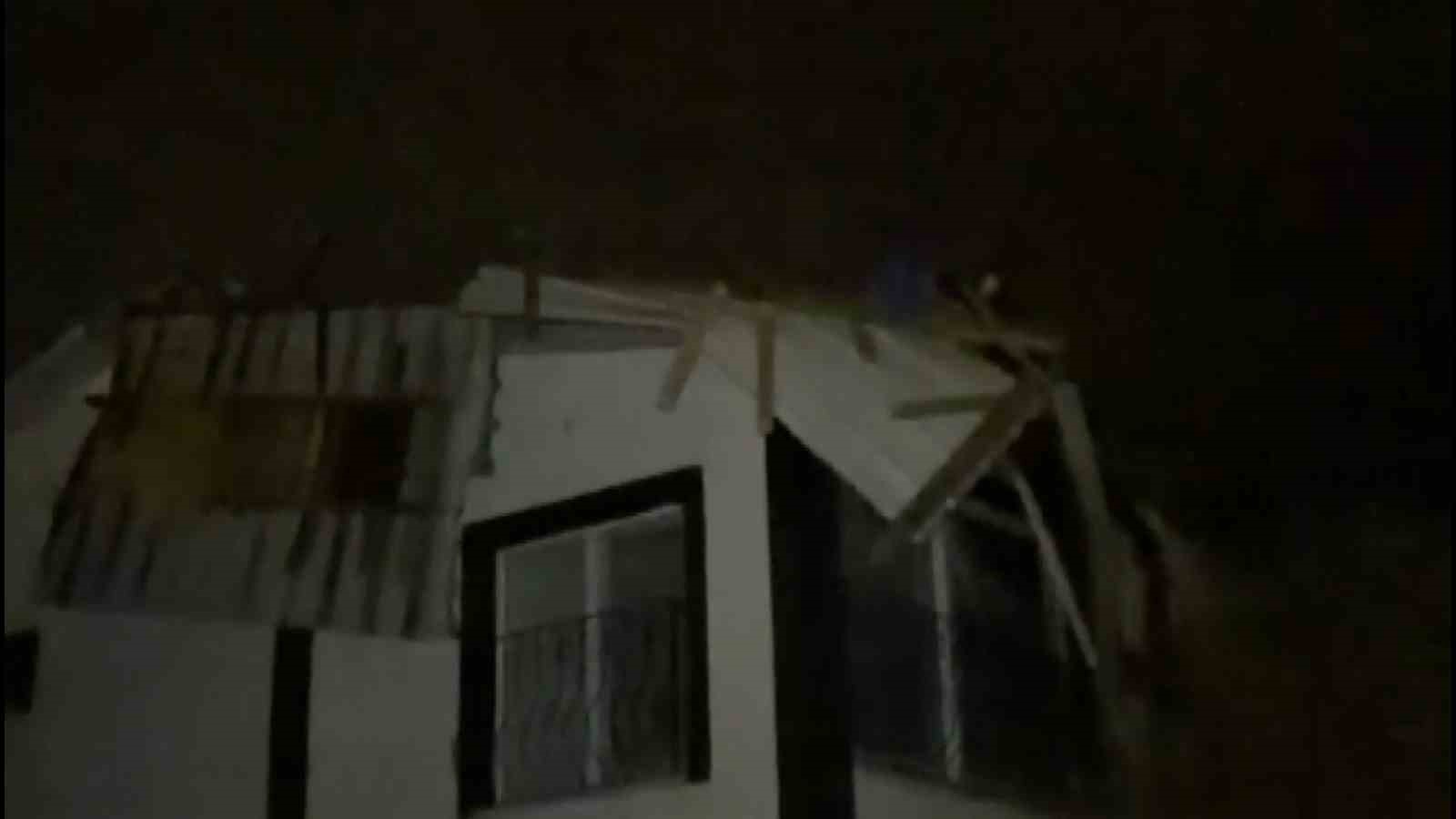 Samsun’da fırtına etkili oldu: Çatılar uçtu, ağaçlar devrildi
