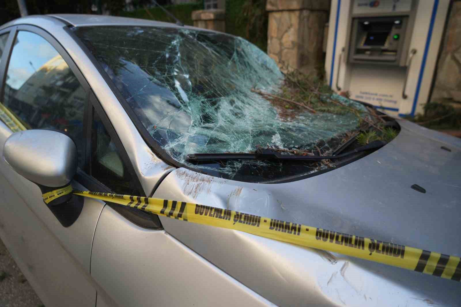 Samsun’da fırtına park halindeki otomobile zarar verdi, çatıları uçurdu

