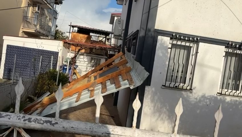 Samsun’da fırtına park halindeki otomobile zarar verdi, çatıları uçurdu
