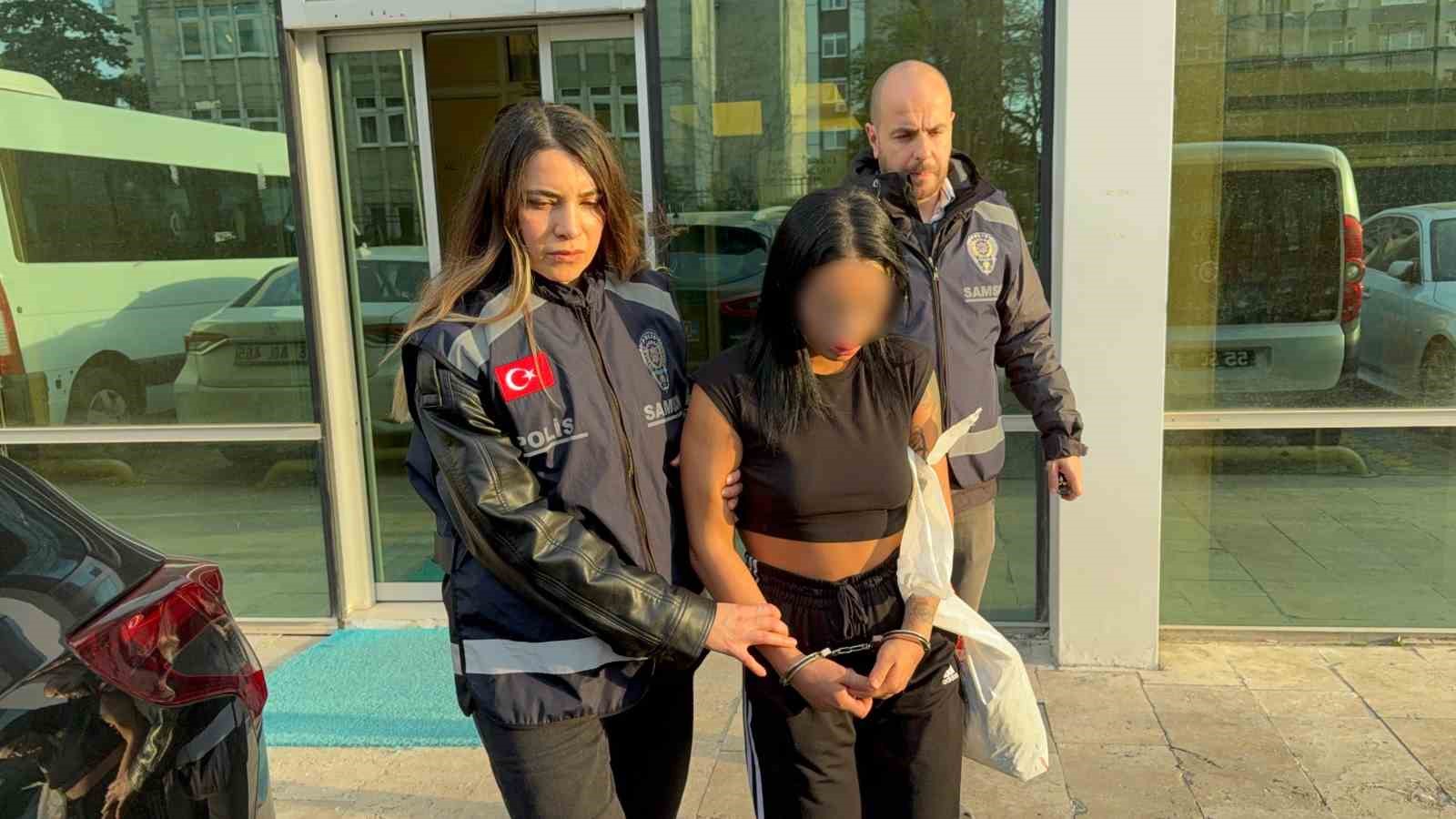 Samsun’da gasp ettikleri telefonla dudak dolgusu yaptıran 2 kadın yakalandı
