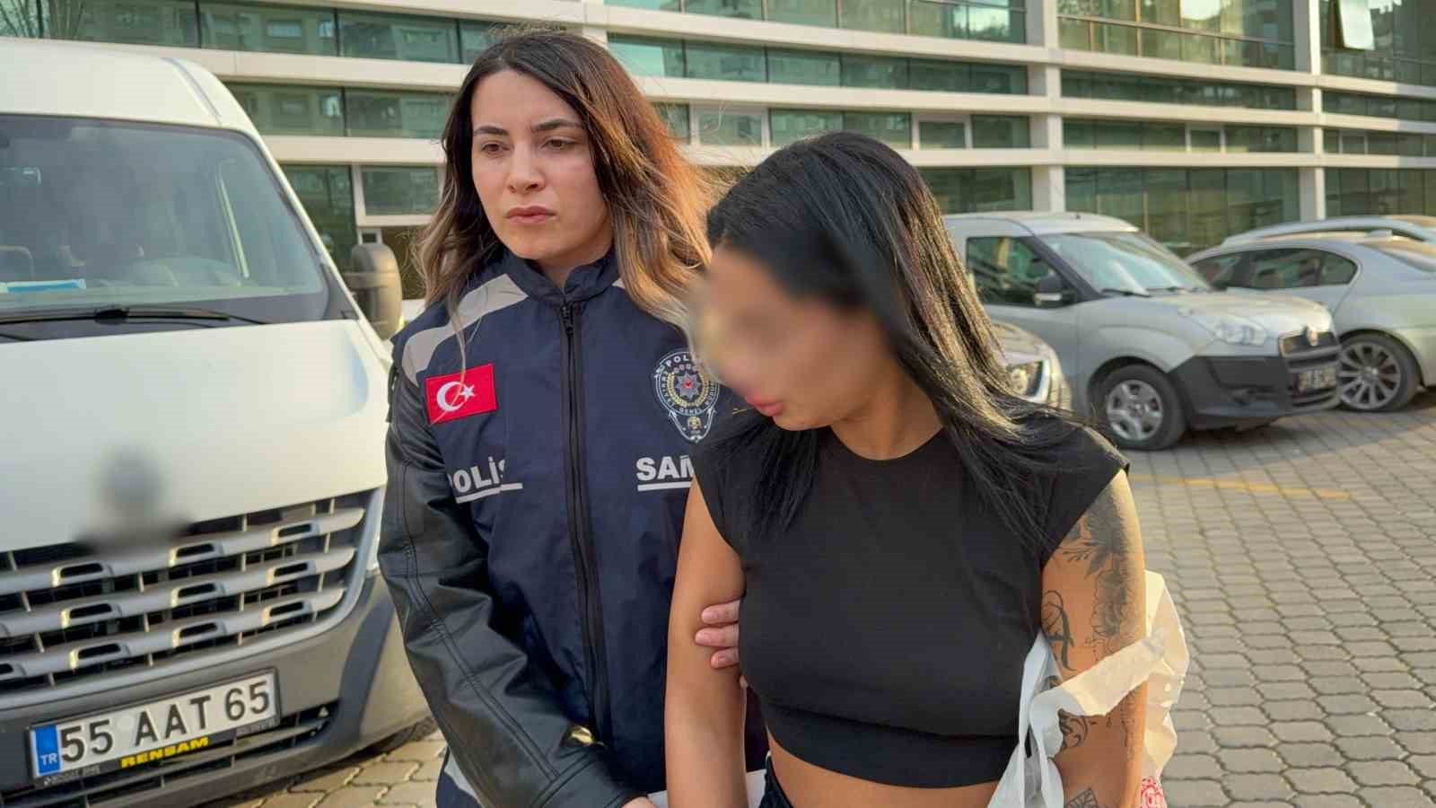 Samsun’da gasp ettikleri telefonla dudak dolgusu yaptıran 2 kadın yakalandı
