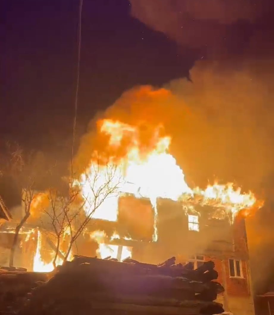 Samsun’da gece yarısı korku dolu anlar: Kırsal mahallede iki ev alevlere teslim oldu
