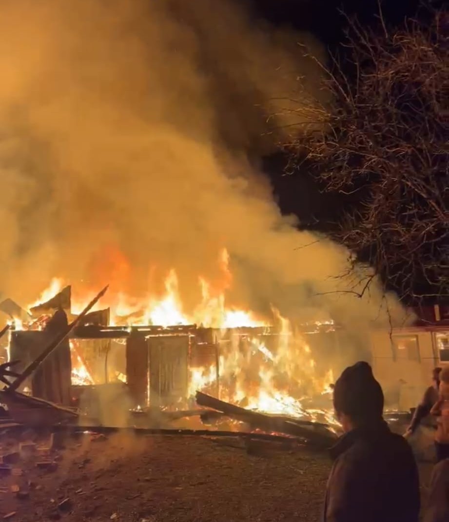 Samsun’da gece yarısı korku dolu anlar: Kırsal mahallede iki ev alevlere teslim oldu

