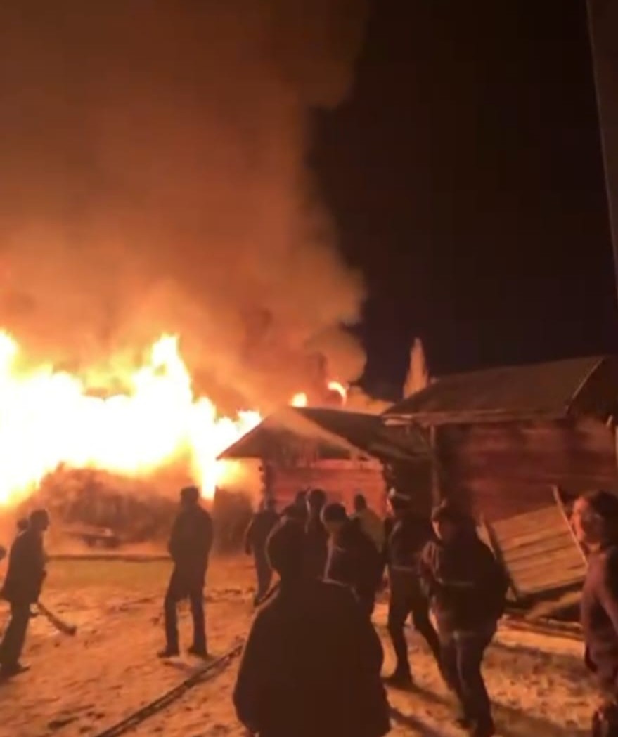 Samsun’da gece yarısı korku dolu anlar: Kırsal mahallede iki ev alevlere teslim oldu
