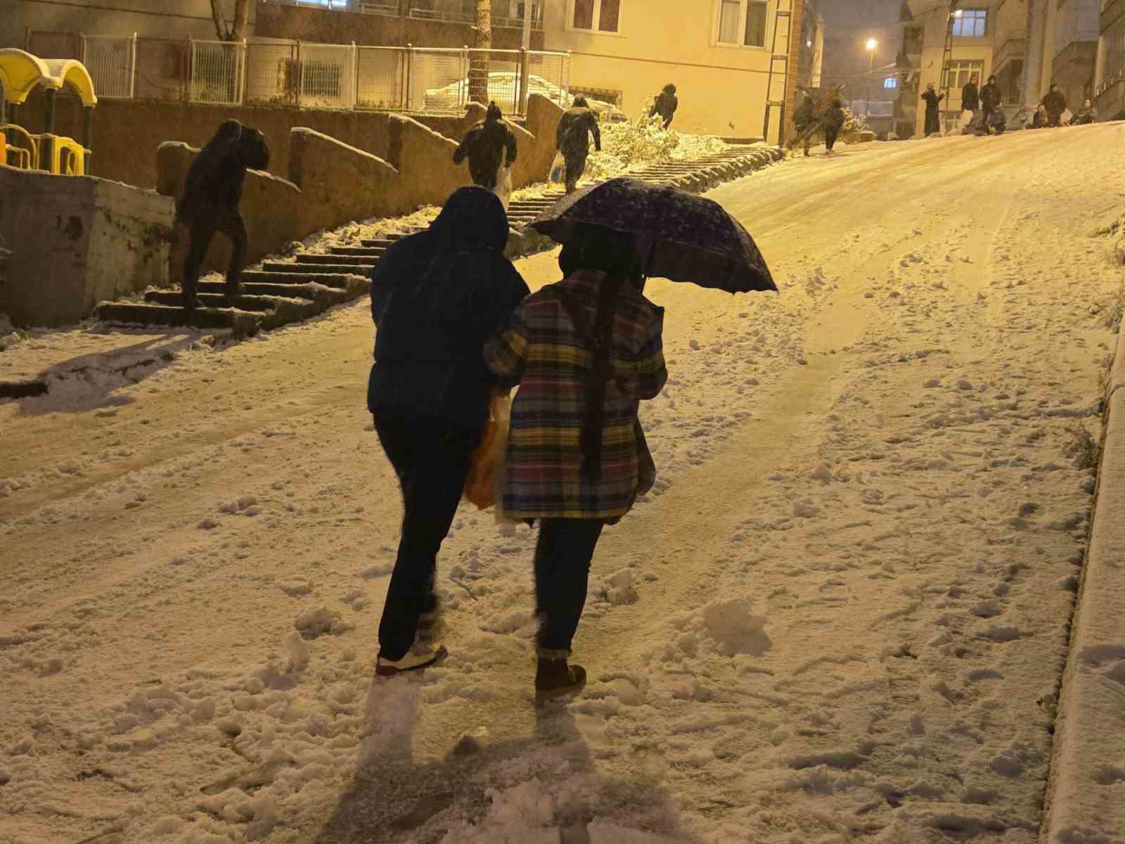Samsun’da kar çocuklara eğlence, sürücülere çile oldu
