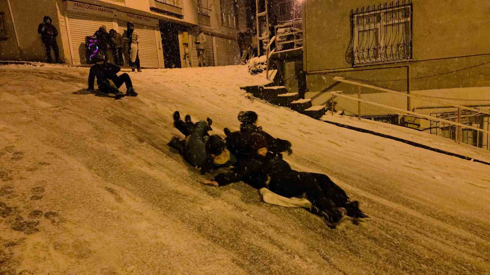 Samsun’da kar çocuklara eğlence, sürücülere çile oldu
