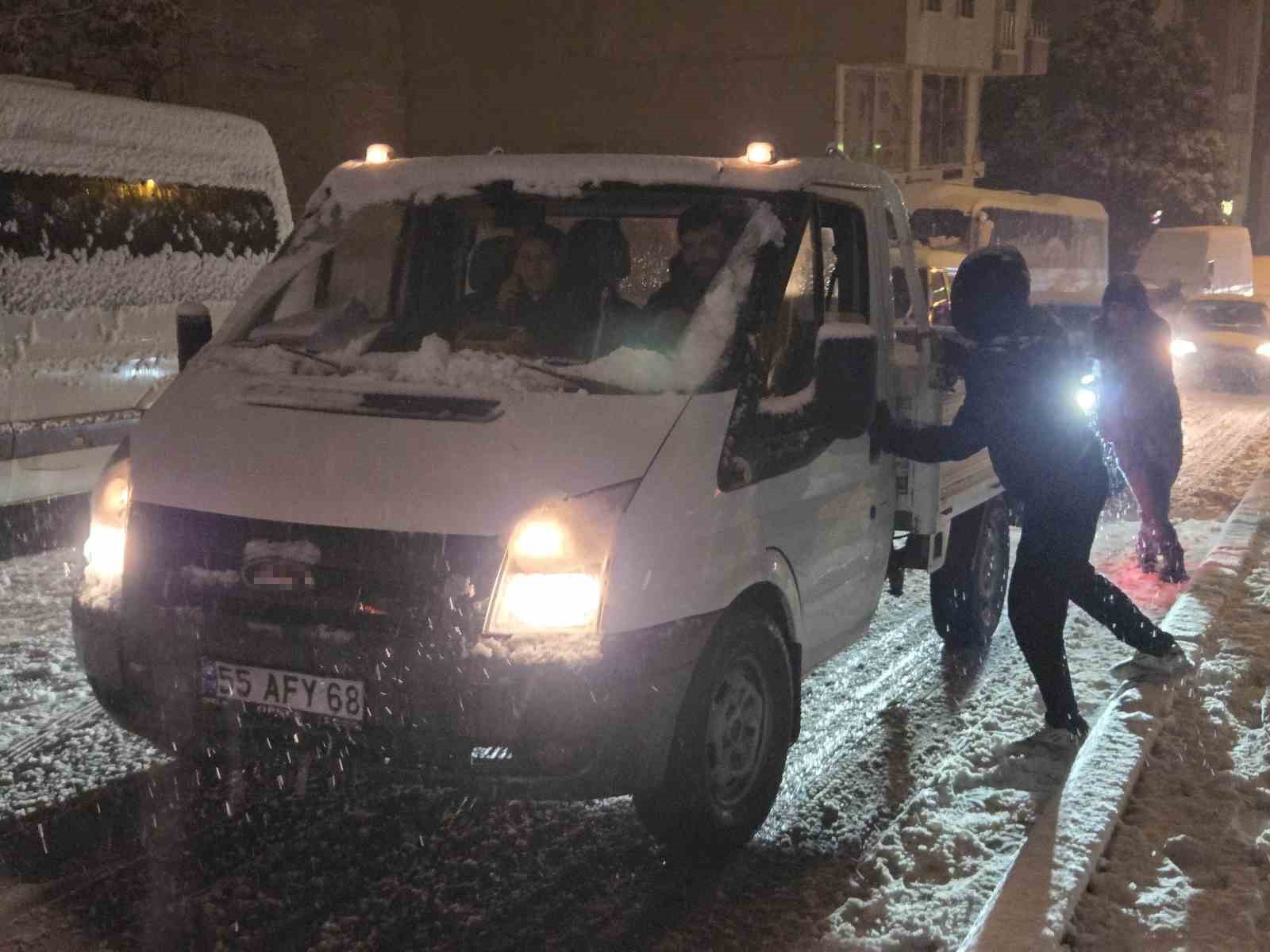 Samsun’da kar çocuklara eğlence, sürücülere çile oldu
