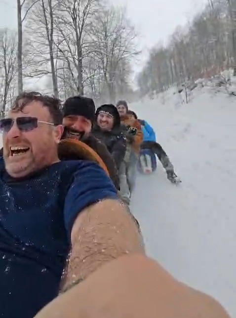 Samsun’da kar eğlencesi: Vatandaşlar bidonlarla karın keyfini çıkardı

