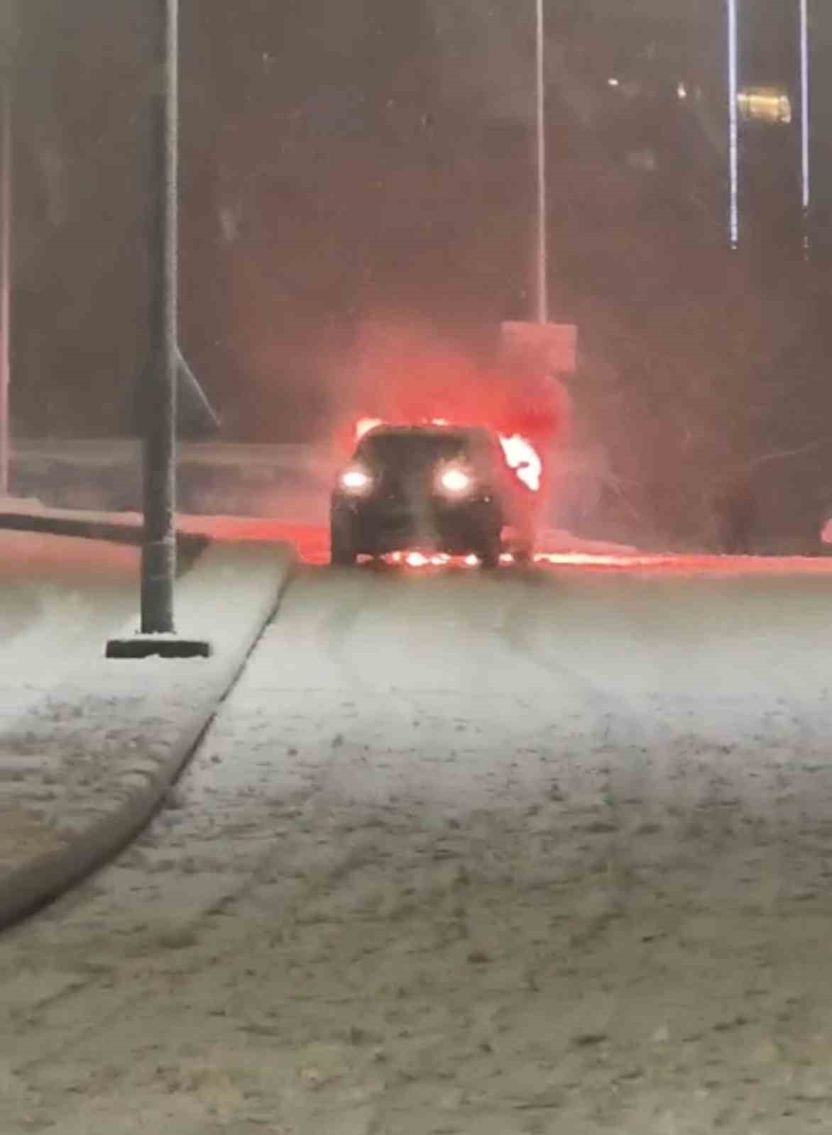 Samsun’da karlı yokuşta cip alev aldı
